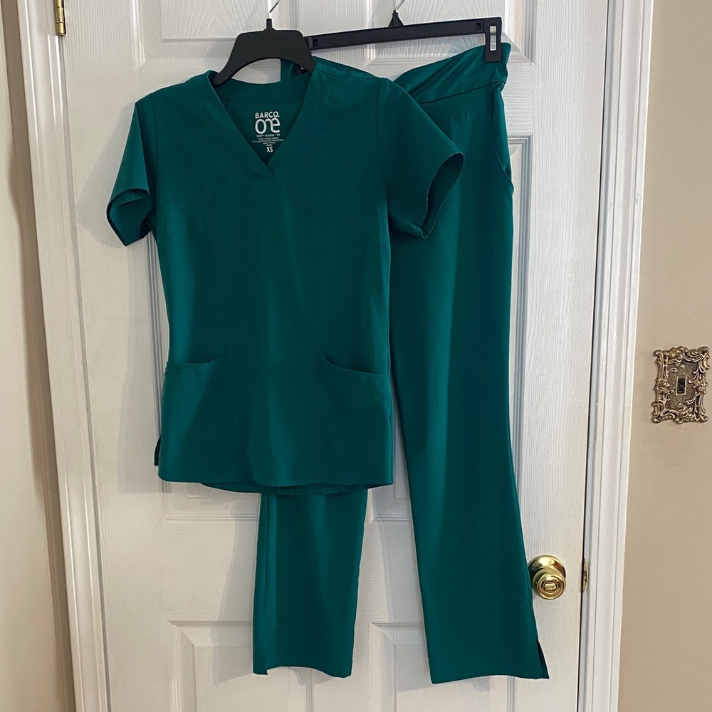Barco Uniforms Hunter Green V-neck Scrub Top and scrub pants XS